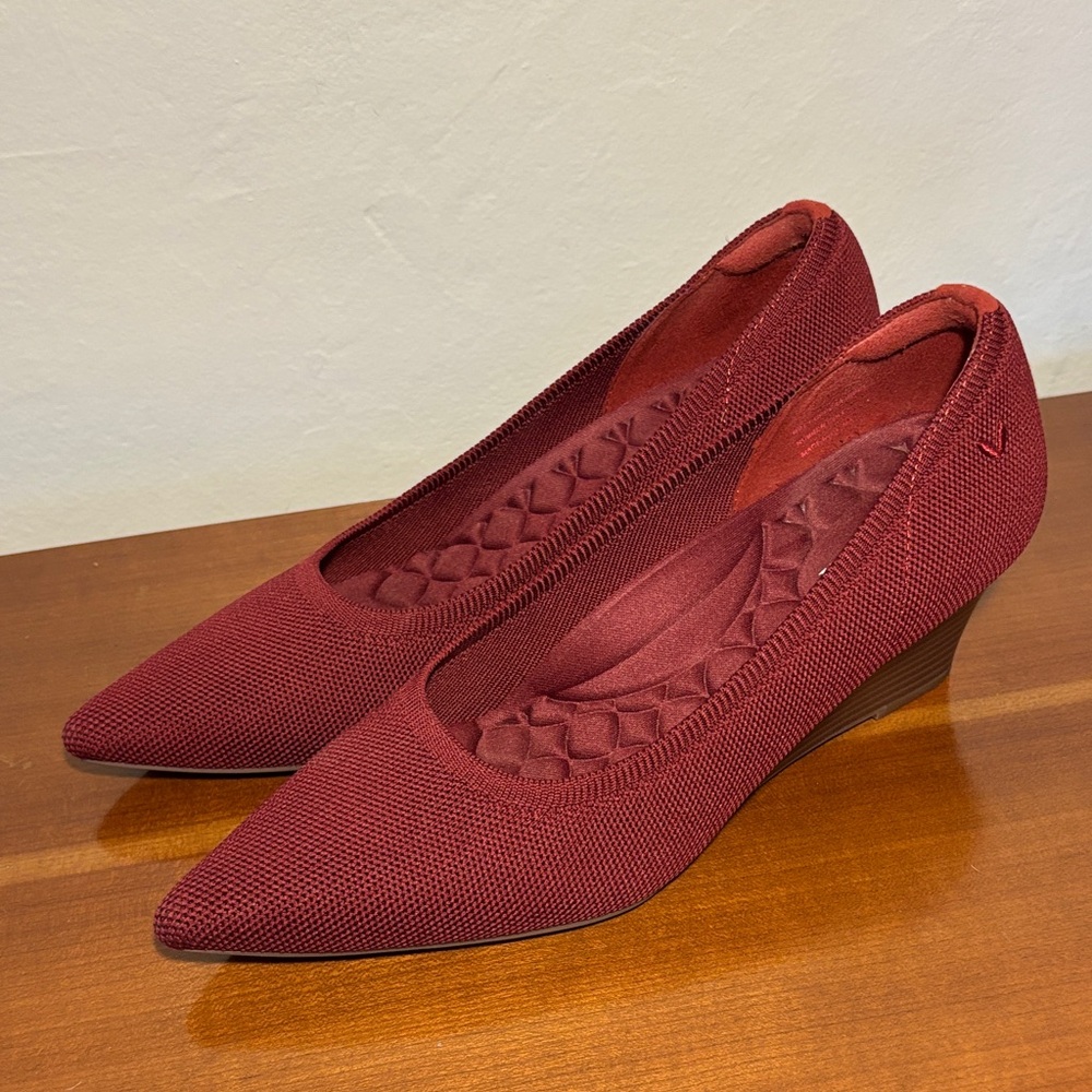 Vivaia Pointed-Toe Wedge (Aria Wedge Pro)
